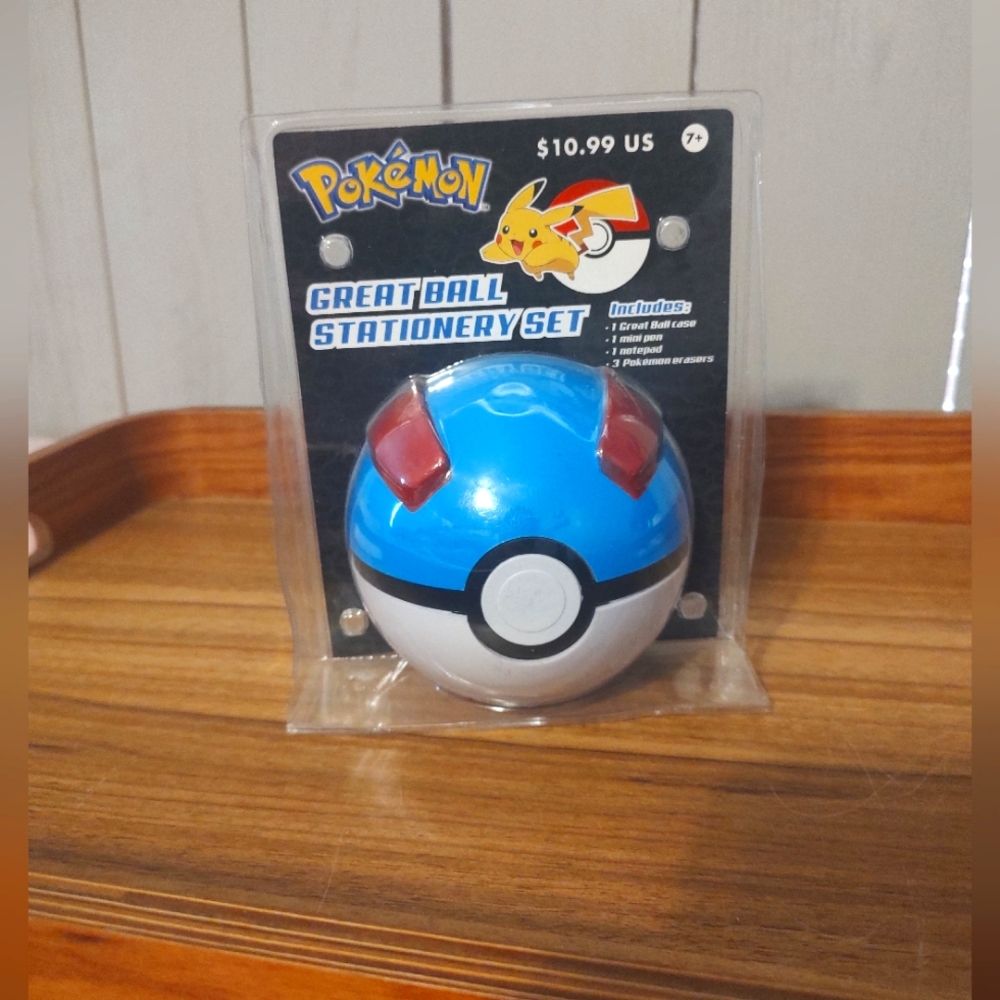NEW 2018 Pokemon stationary set with pokeball